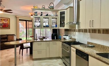 Residencia en Altos de Panamá/ Amplia Casa con 5 Recámaras y Den -D.G.