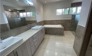 VENTA DE CASA EN COSTA DEL ESTE - D.G.