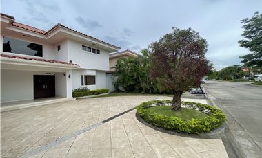 VENTA DE CASA EN COSTA DEL ESTE - D.G.