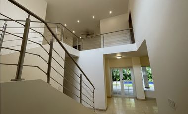 VENTA DE CASA EN COSTA DEL ESTE - D.G.