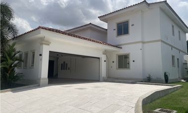 VENTA DE CASA FAIRWAY ESTATES SANTA MARIA