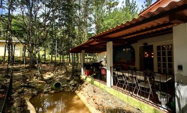 Venta de casa con terreno en Altos de Cerro Azul RB