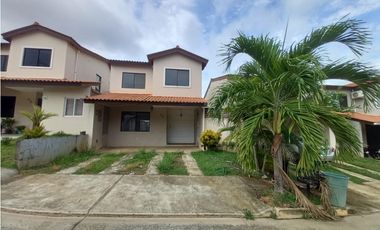 VENTA DE CASA EN PH LAS ARBOLEDAS CHORRERA