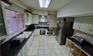SE VENDE CASA REMODELADA EN ALBROOK