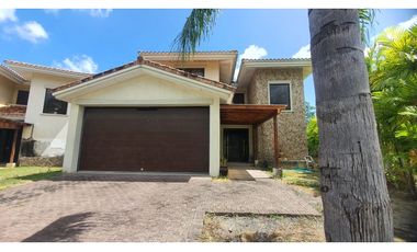 VENTA DE CASA EN PH VISTA MAR - S.G.