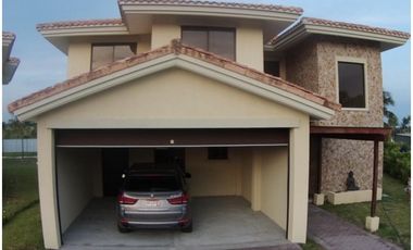 VENTA DE CASA EN PH VISTA MAR - S.G.