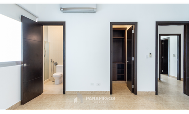 Apartamento con den en venta en Titanium, Costa del Este