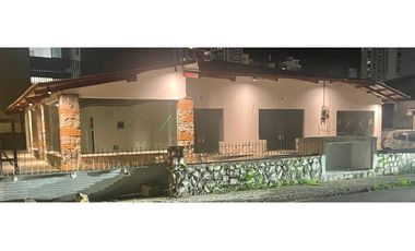 Se Alquila local frente a parque Omar (AP)