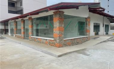 Se Alquila local frente a parque Omar (AP)