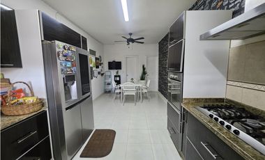 Se vende casa en Fuente del Fresno, Altos de Panamá