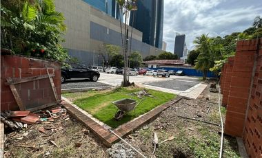 Se vende en  Obarrio terreno comercial de esquina