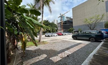 Se vende en  Obarrio terreno comercial de esquina