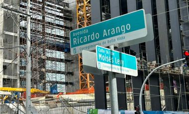 Se vende en  Obarrio terreno comercial de esquina