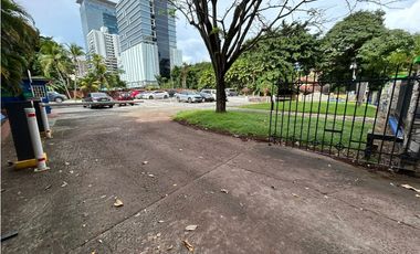 Se vende en  Obarrio terreno comercial de esquina