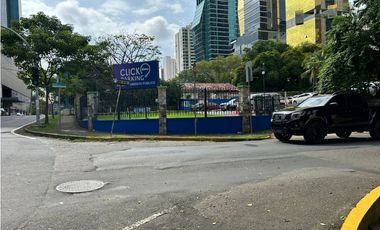 Se vende en  Obarrio terreno comercial de esquina