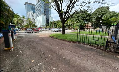 Se vende en  Obarrio terreno comercial de esquina