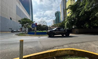 Se vende en  Obarrio terreno comercial de esquina
