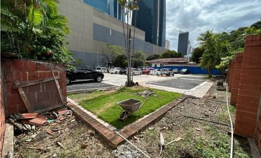 Se vende en  Obarrio terreno comercial de esquina