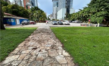 Se vende en  Obarrio terreno comercial de esquina