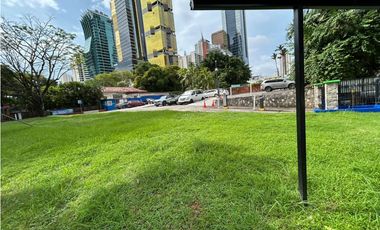 Se vende en  Obarrio terreno comercial de esquina