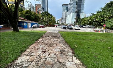 Se vende en  Obarrio terreno comercial de esquina