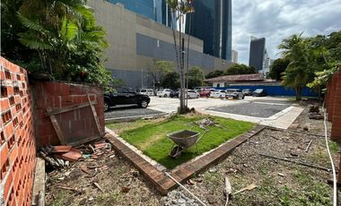 Se vende en  Obarrio terreno comercial de esquina