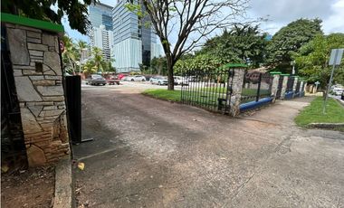 Se vende en  Obarrio terreno comercial de esquina