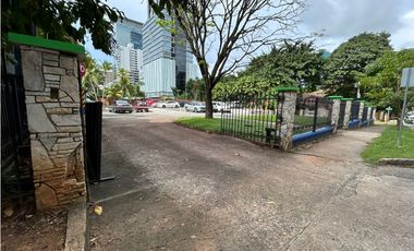 Se vende en  Obarrio terreno comercial de esquina