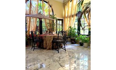 Se Vende mansión ubicada en Vía Cincuentenario, San Francisco (MS)