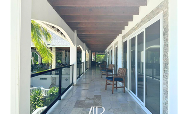 Venta de hotel frente al mar en Isla Contadora