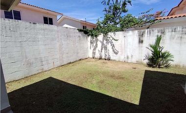 VENTA DE CASA EN QUINTAS DE VERSALLES (OF)