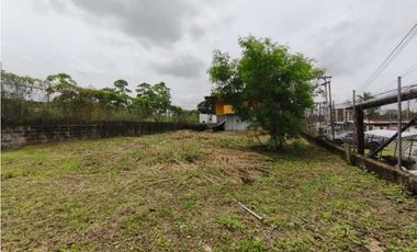 VENTA CASA CON AMPLIO TERRENO EN PARQUE LEFEVRE (OF)