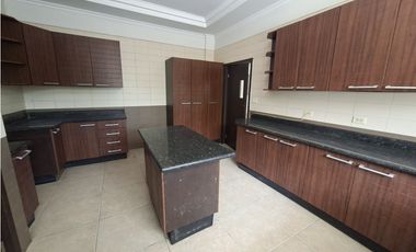 VENTA DE AMPLIA CASA EN ALTOS DE PANAMA - ALTOS DEL COUNTRY 2000