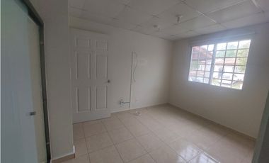 Alquilo casa en Los Avellanos Arboledas Chorrera
