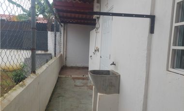 Alquilo casa en Los Avellanos Arboledas Chorrera