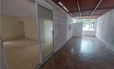 Alquilo casa en Los Avellanos Arboledas Chorrera