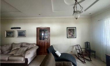 Se Vende Casa con Amplio Terreno y Espacio Alquilado