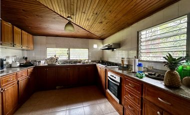 Se Vende Casa con Amplio Terreno y Espacio Alquilado