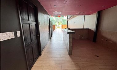 Se alquila local comercial