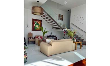 Casa Moderna Diseño de Altura y Eficiencia Energética, Altos de Golf