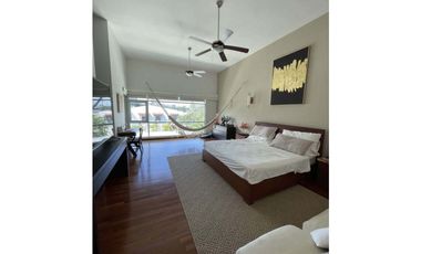 Casa Moderna Diseño de Altura y Eficiencia Energética, Altos de Golf