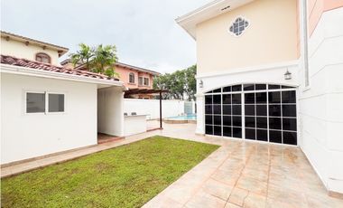 Venta de Casa con Piscina y Jardín en Costa Sur, Panamá