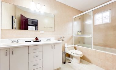 Venta de Casa con Piscina y Jardín en Costa Sur, Panamá