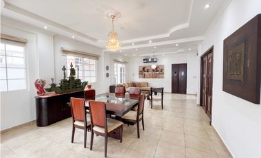 Venta de Casa con Piscina y Jardín en Costa Sur, Panamá