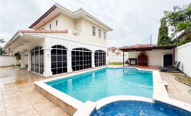 Venta de Casa con Piscina y Jardín en Costa Sur, Panamá