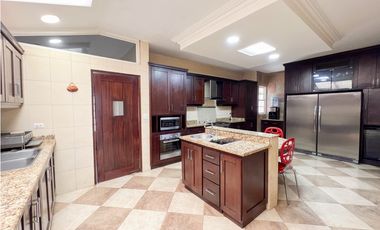 Venta de Casa con Piscina y Jardín en Costa Sur, Panamá