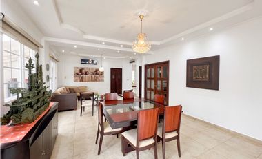 Venta de Casa con Piscina y Jardín en Costa Sur, Panamá