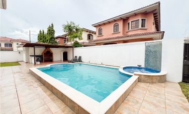 Venta de Casa con Piscina y Jardín en Costa Sur, Panamá