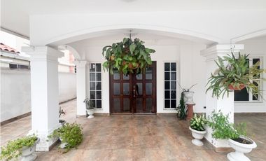 Venta de Casa con Piscina y Jardín en Costa Sur, Panamá