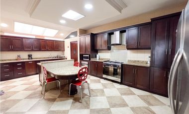Venta de Casa con Piscina y Jardín en Costa Sur, Panamá
